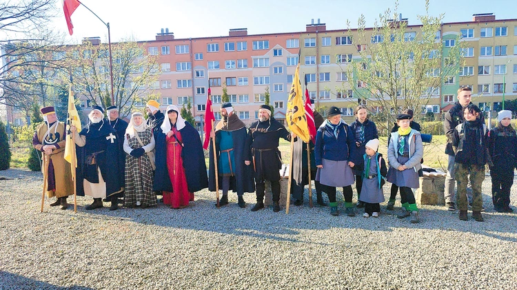Wydarzenia sprzed 800 lat przyciągają do Legnickiego Pola miłośników historii. 