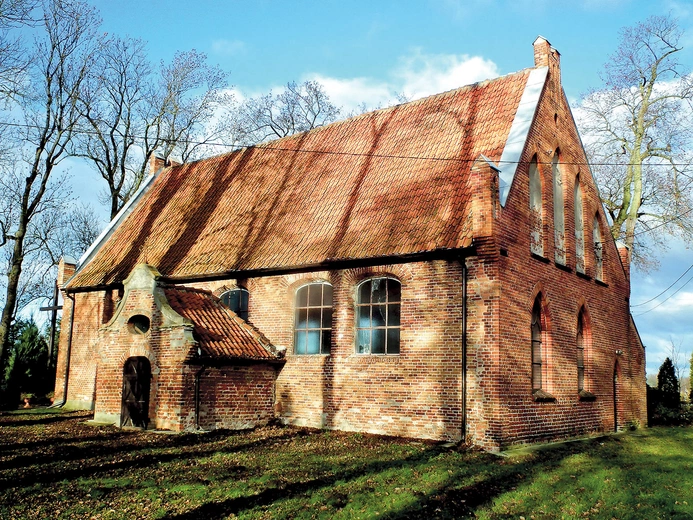 Z dawnego wyposażenia świątyni zachowały się jedynie cztery kamienne płyty nagrobne w posadzce.