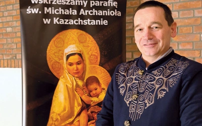  Krzysztof Kaczmarczyk z banerem z Matką Bożą Wielkiego Stepu, który mu towarzyszy.