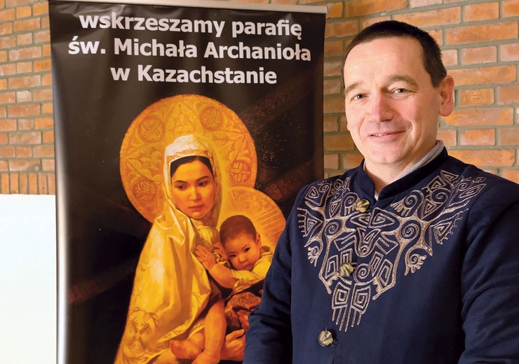  Krzysztof Kaczmarczyk z banerem z Matką Bożą Wielkiego Stepu, który mu towarzyszy.