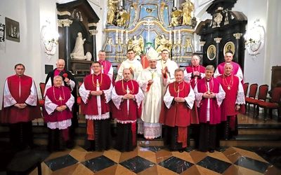 Grono kanoników Katedralnej Kapituły Łowickiej, którzy odtąd będą nosić specjalne stroje, powiększa się. 
