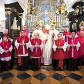 Grono kanoników Katedralnej Kapituły Łowickiej, którzy odtąd będą nosić specjalne stroje, powiększa się. 