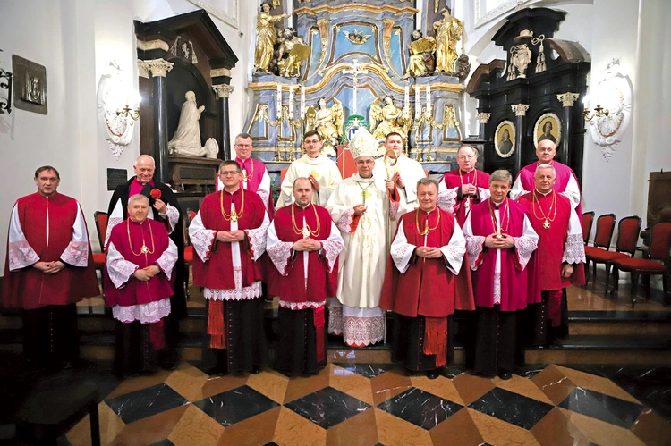 Grono kanoników Katedralnej Kapituły Łowickiej, którzy odtąd będą nosić specjalne stroje, powiększa się. 