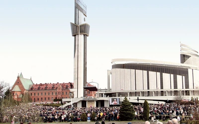 Pielgrzymi szczelnie wypełnili bazylikę i każdy skrawek wolnego miejsca wokół niej. 