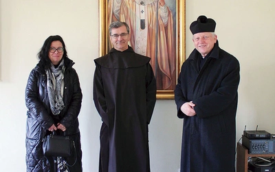 W Starym Opactwie (od lewej): Anna Szadkowska OV, o. prof. Marian Zawada i ks. Kazimierz Bartosik, duszpasterz dziewic konsekrowanych w diecezji gliwickiej.