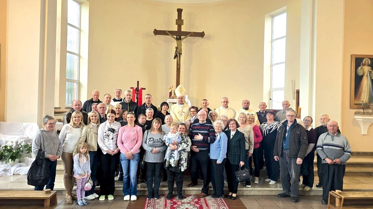 Wspólnoty Arka i Barka  w Skierniewicach,  które na co dzień pomagają potrzebującym, podczas pielgrzymki do Łowicza  i Domaniewic podejmowały refleksję nad miłosierdziem Bożym.