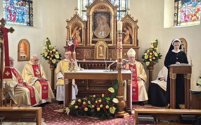 Biskup Piotr Greger z kęckimi zmartwychwstankami spotkał się na modlitwie we wtorek po Wielkanocy. 