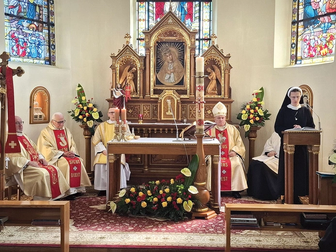 Biskup Piotr Greger z kęckimi zmartwychwstankami spotkał się na modlitwie we wtorek po Wielkanocy. 