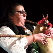 Zainteresowanie nimi przeżywa wielki renesans. Po te instrumenty – związane dawniej z pasterstwem – sięgają coraz częściej kobiety, m.in. Paula Andersz, która nauczyła się na nich grać już w dzieciństwie.