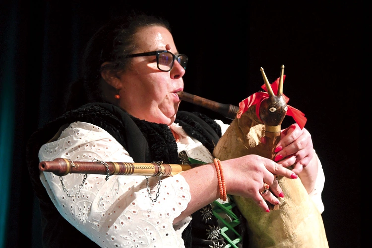 Zainteresowanie nimi przeżywa wielki renesans. Po te instrumenty – związane dawniej z pasterstwem – sięgają coraz częściej kobiety, m.in. Paula Andersz, która nauczyła się na nich grać już w dzieciństwie.