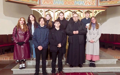 Młodzież oazowa z ks. Wojciechem Pawlakiem po zakończeniu Wigilii Paschalnej w koszalińskiej katedrze.
