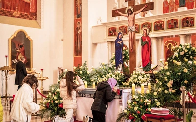 Wielkanoc w Kościele greckokatolickim mocno skupia się wokół płaszczenicy, śpiewu i obrazu Chrystusa,  który schodzi  do otchłani,  by wyprowadzić człowieka  ku życiu. 