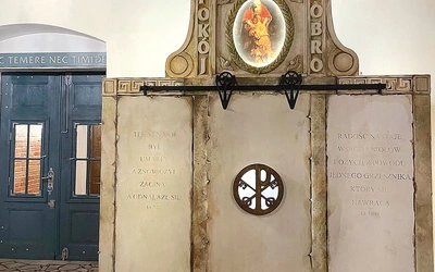 Jedną z płyt zdobią słowa: „Ten syn był umarły, a znów ożył, zaginął, a odnalazł się”.