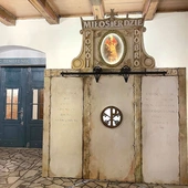 Jedną z płyt zdobią słowa: „Ten syn był umarły, a znów ożył, zaginął, a odnalazł się”.