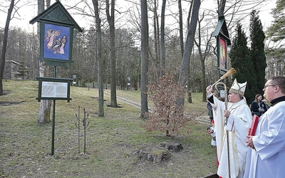 Odnowione tablice Via Lucis pobłogosławił abp Zbigniew Zieliński.