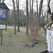 Odnowione tablice Via Lucis pobłogosławił abp Zbigniew Zieliński.