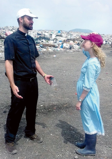 Pielgrzymi, jadąc do Meksyku, odwiedzają jego najpiękniejsze zakątki. Renata, współpracując m.in. z lokalnymi kapłanami, postawiła na pobyt w najbiedniejszych dzielnicach oraz na pomoc tym, którzy mieszkają nawet na wysypisku śmieci.