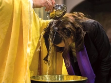 Dlaczego wracają do Kościoła? O chrzcielnym fenomenie w krajach zlaicyzowanego Zachodu