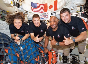 Kosmiczne spojrzenie na wiarę. Ewangeliczny przekaz pilota misji Artemis II nie jest wyjątkiem w historii kosmicznych wypraw