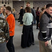 25-35-latkowie - najbardziej zaniedbani w Kościele? Często szukają swojego miejsca