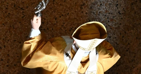 "Le Figaro": Trump ma szczęście, że papież jest człowiekiem wiary