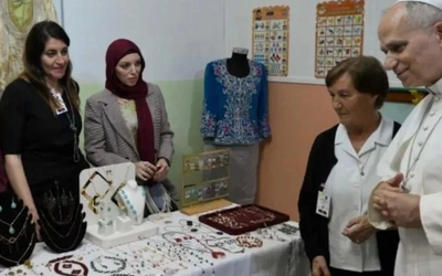 Wiralowy filmik z papieżem na straganie z biżuterią. „To nie dla mnie, ale dla bratanicy”