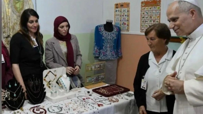 Wiralowy filmik z papieżem na straganie z biżuterią. „To nie dla mnie, ale dla bratanicy”