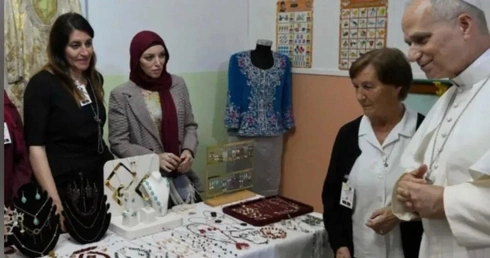 Wiralowy filmik z papieżem na straganie z biżuterią. „To nie dla mnie, ale dla bratanicy”