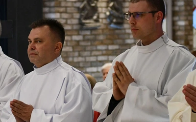 Żołnierz i menedżer w dalmatyce