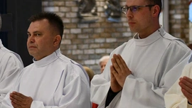 Żołnierz i menedżer w dalmatyce