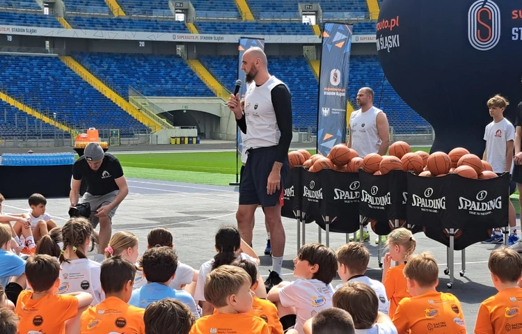 Chorzów. Prawie setka dzieciaków zagrała w koszykówkę. 19. edycja Marcin Gortat CAMP