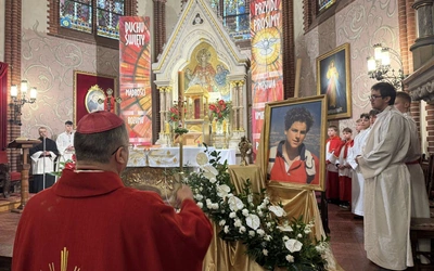 Relikwie św. Carla Acutisa uroczyście wprowadzone do kościoła w Drezdenku