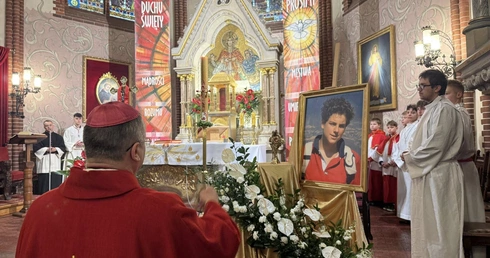 Relikwie św. Carla Acutisa uroczyście wprowadzone do kościoła w Drezdenku