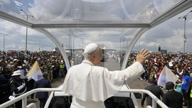 Pocieszenie, które nie potrzebuje kamer: Leon XIV odwiedza chorych w Duali