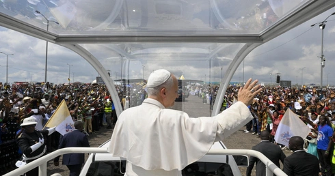 Pocieszenie, które nie potrzebuje kamer: Leon XIV odwiedza chorych w Duali