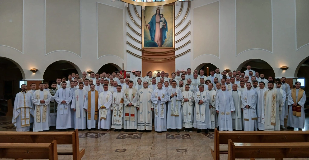 Księża sportowcy na Mszy św. 