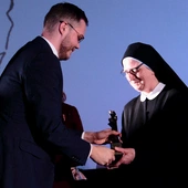 Miłosierni samarytanie są obok nas. Znajdźmy ich!