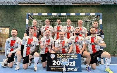 Tarnowscy księża wicemistrzami Polski w piłce nożnej halowej!