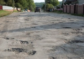 Proboszcz jednej z parafii sam naprawia podziurawioną drogę