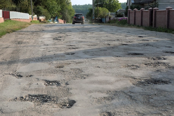 Proboszcz jednej z parafii sam naprawia podziurawioną drogę