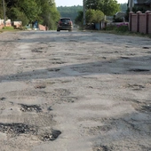 Proboszcz jednej z parafii sam naprawia podziurawioną drogę