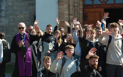 Ewangelizacyjna pielgrzymka kandydatów do bierzmowania i ósmoklasistów do Nowolesia