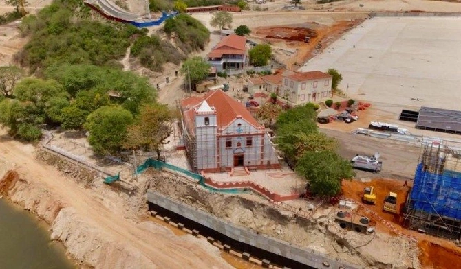 W Mamã Muxima - wśród namiotów, z różańcami oczekując Papieża
