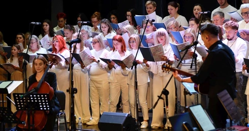 Wielkanocny koncert w wypełnionej po brzegi sali Sulechowskiego Domu Kultury