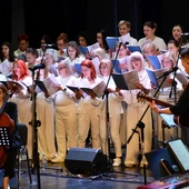 Wielkanocny koncert w wypłenionej po brzegi sali Sulechowskiego Domu Kultury