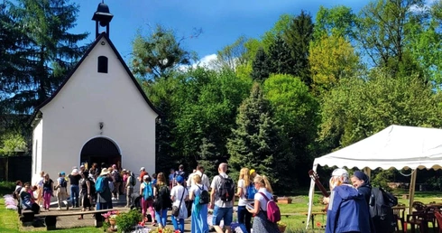 Dwanaście kilometrów do zawierzenia 