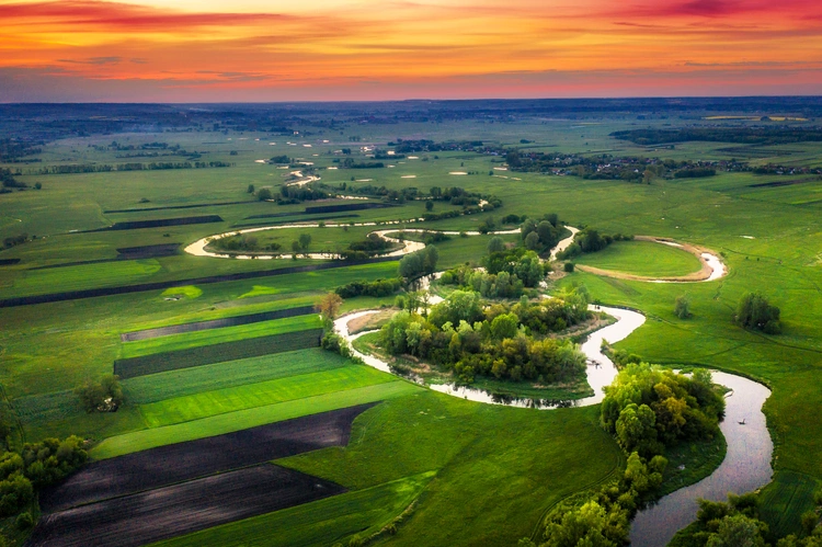 Ponidzie – polska Toskania w Świętokrzyskiem. Meandrująca Nida to ulubiony krajobraz fotografów