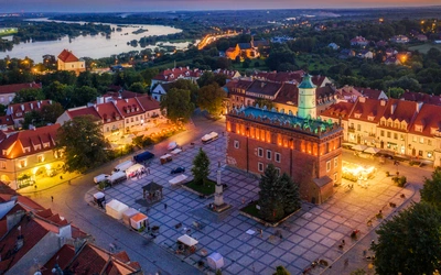 Sandomierz przyciąga artystów i literatów. Inspiruje filmowców. Serialowy „Ojciec Mateusz” właśnie tutaj rozwiązywał swoje zagadki 