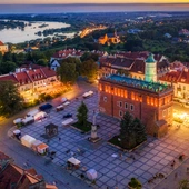 Sandomierz przyciąga artystów i literatów. Inspiruje filmowców. Serialowy „Ojciec Mateusz” właśnie tutaj rozwiązywał swoje zagadki 