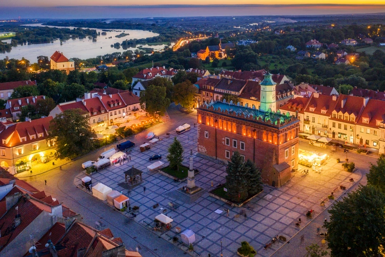 Sandomierz przyciąga artystów i literatów. Inspiruje filmowców. Serialowy „Ojciec Mateusz” właśnie tutaj rozwiązywał swoje zagadki 